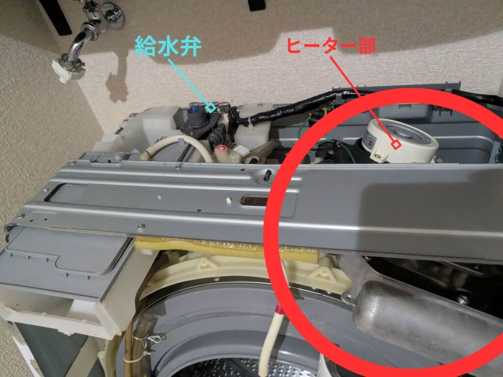 東芝 TW-160SCH ドラム式洗濯機のトッププレートを外して給水弁、ヒーター部の配置を示した図