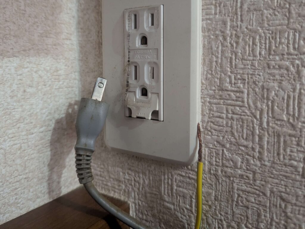 作業前にコンセントとアース線を抜く