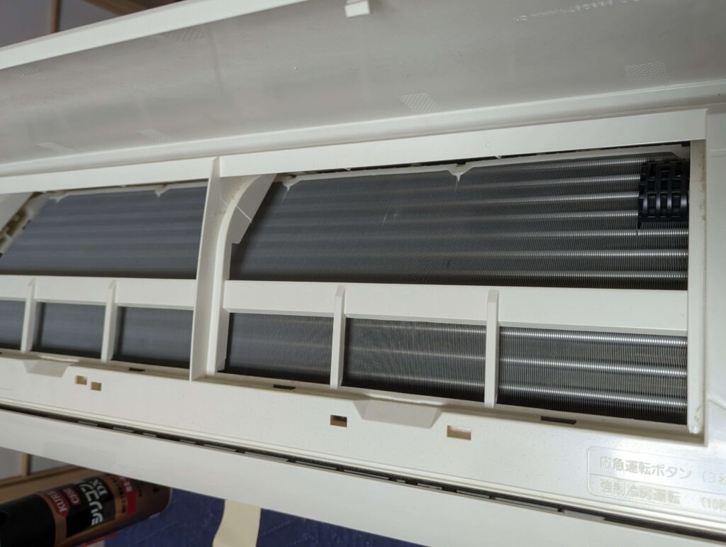 メルカリ中古エアコンの外観（フィルターを外して見えるフィンは綺麗）
