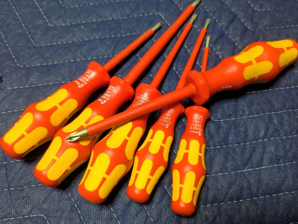 先端の溝がネジ舐め(カムアウト)を完全に防ぐ、プロ愛用のWera(ヴェラ)レーザーチップ仕様プラスドライバー