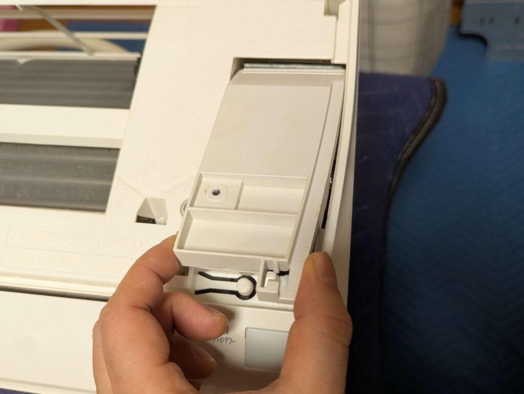 配線カバーを外している作業