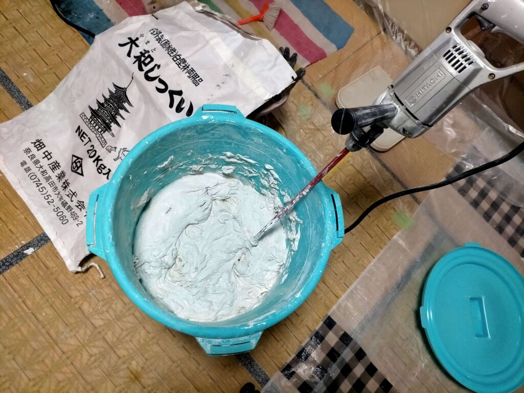 素人でも滑らかで塗りやすい漆喰を作れる「大和しっくい」とマキタの電動カクハン機