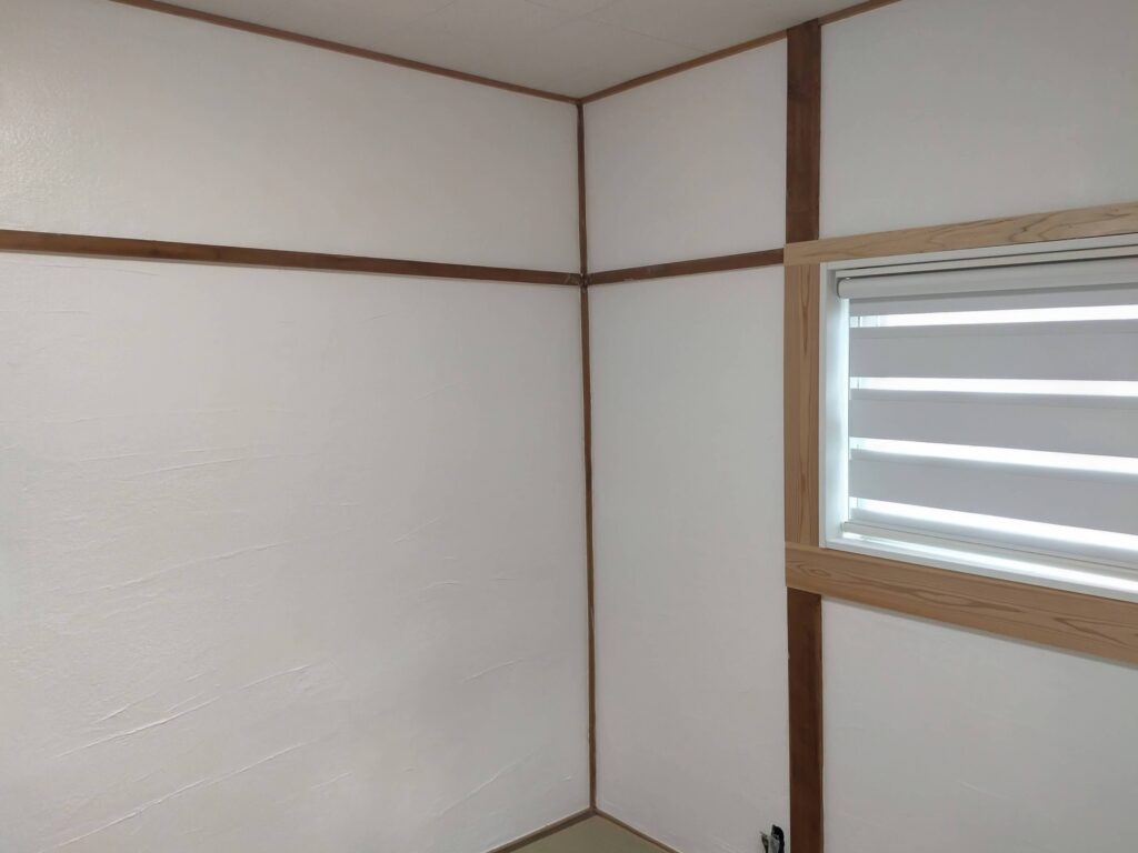 古い繊維壁を剥がした下地から、大和しっくいをコテ塗りして明るくリノベーションした内装壁のAfter