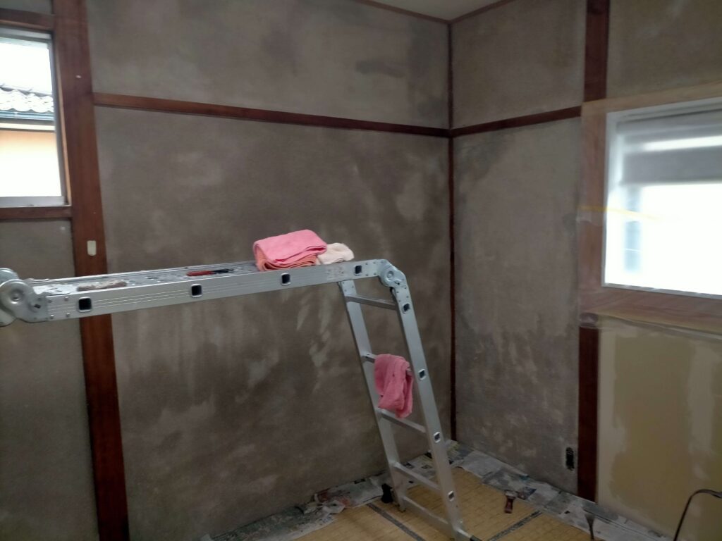 古い繊維壁を剥がした下地から、大和しっくいをコテ塗りして明るくリノベーションした内装壁のBefore