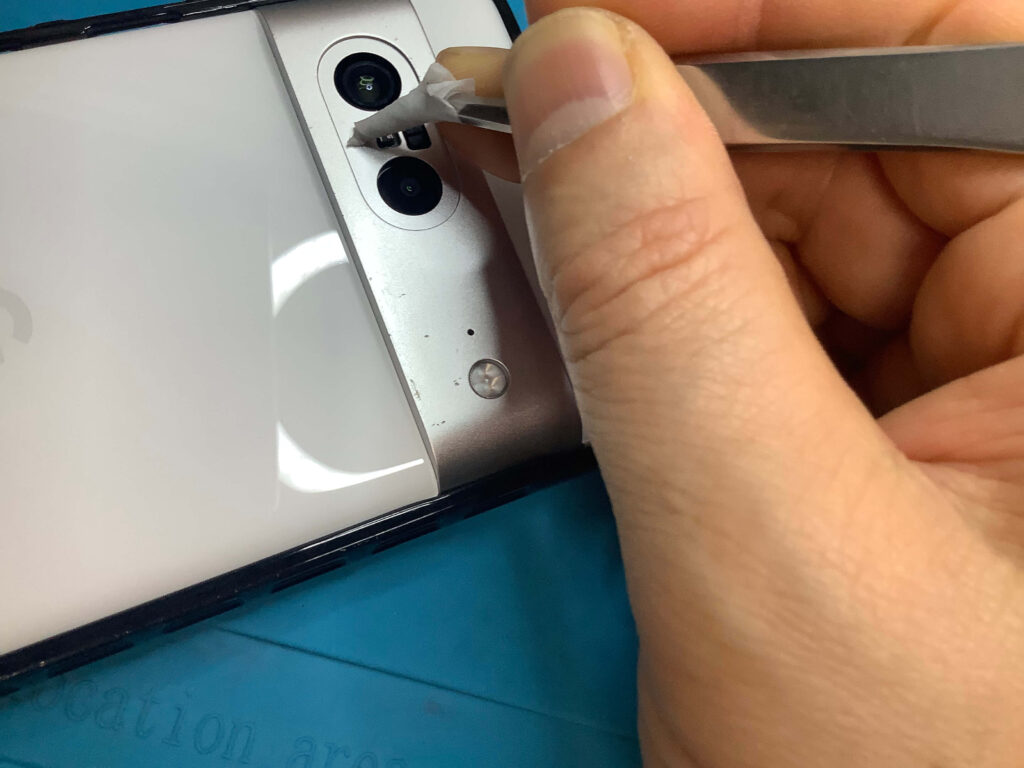 IPA（イソプロピルアルコール）でカメラガラスのフレーム接着面を清掃・脱脂する作業