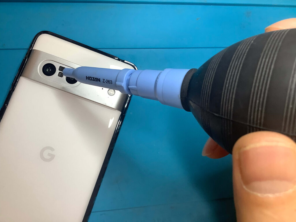 手動ブロワーでカメラセンサーのゴミを飛ばそうとする様子