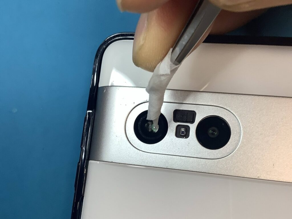 ダスパー（レンズティッシュ）を使ってPixel 7のカメラレンズ表面を清掃する様子