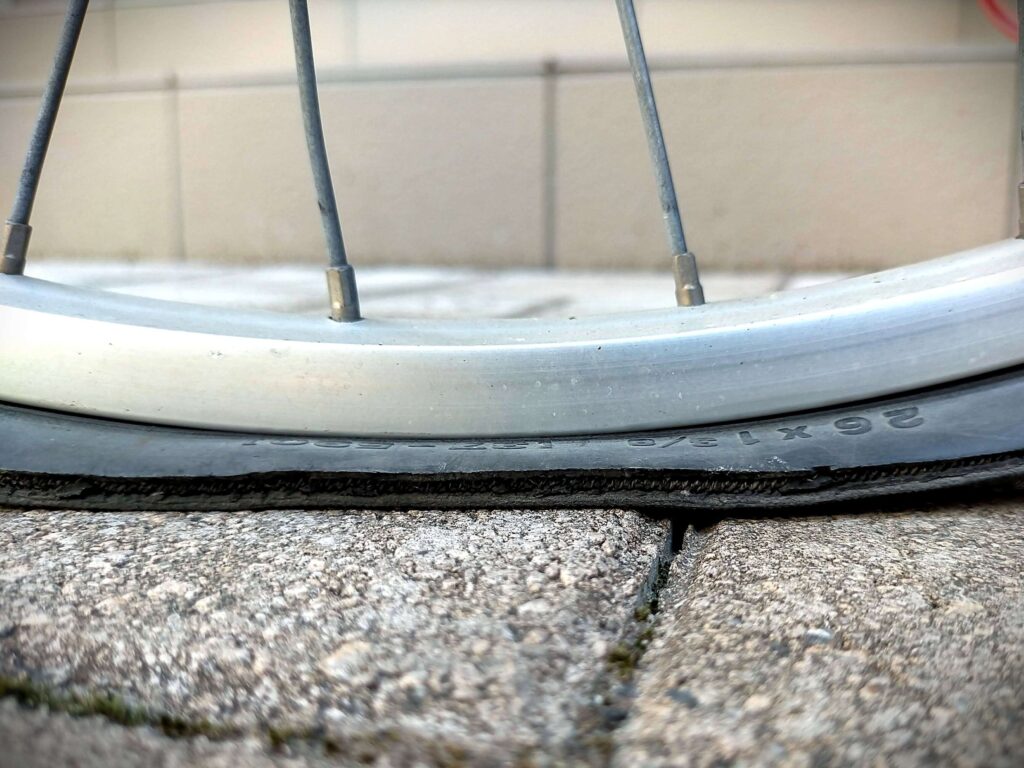 電動自転車のパンクしたタイヤ