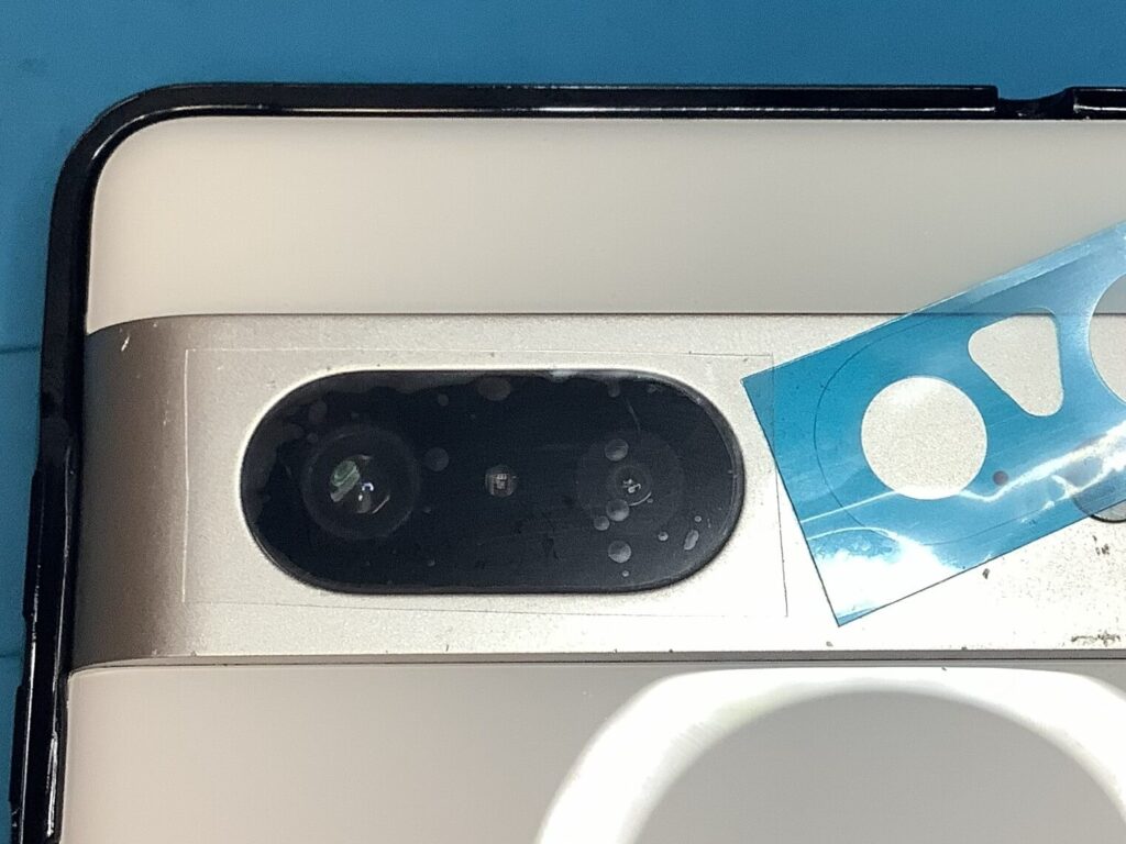 新しいカメラガラスをPixel 7本体に貼り付けた修理完了直後の様子