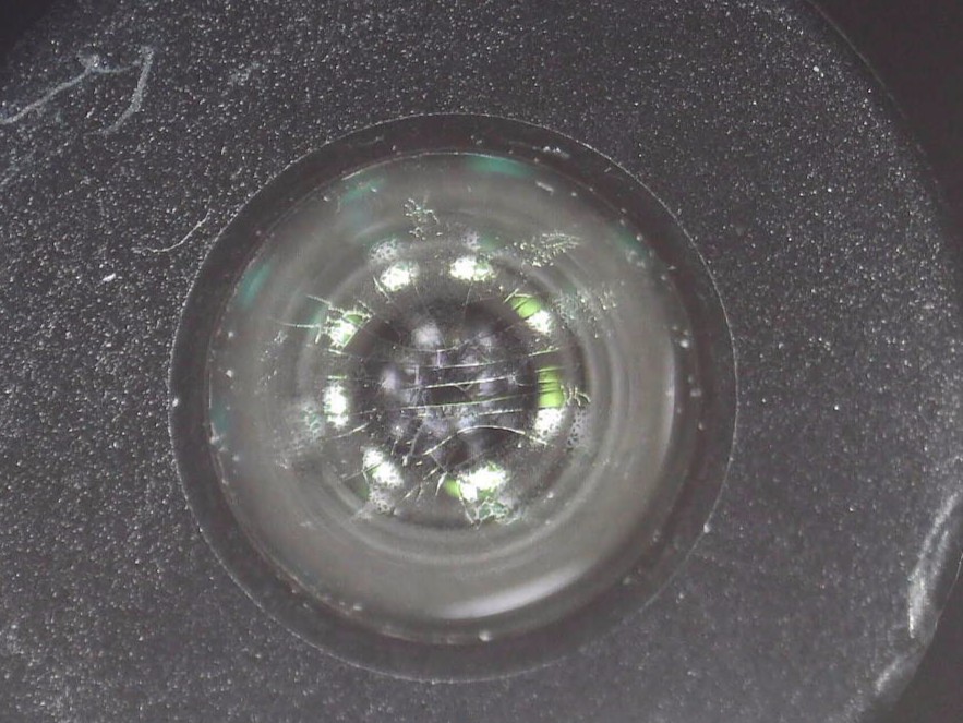 広角側からの熱伝導でARコーティングがひび割れた超広角レンズの顕微鏡画像