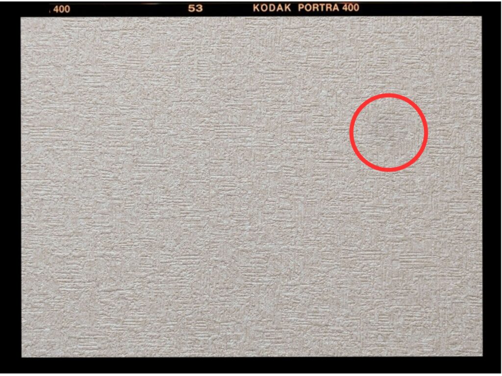 Pixel 7のカメラ（２倍）で撮影し、中央のゴミが薄く引き伸ばされている様子