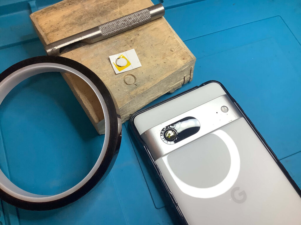 Pixel 7の割れた広角レンズ枠に丸く切ったポリイミドテープを貼り付けた様子