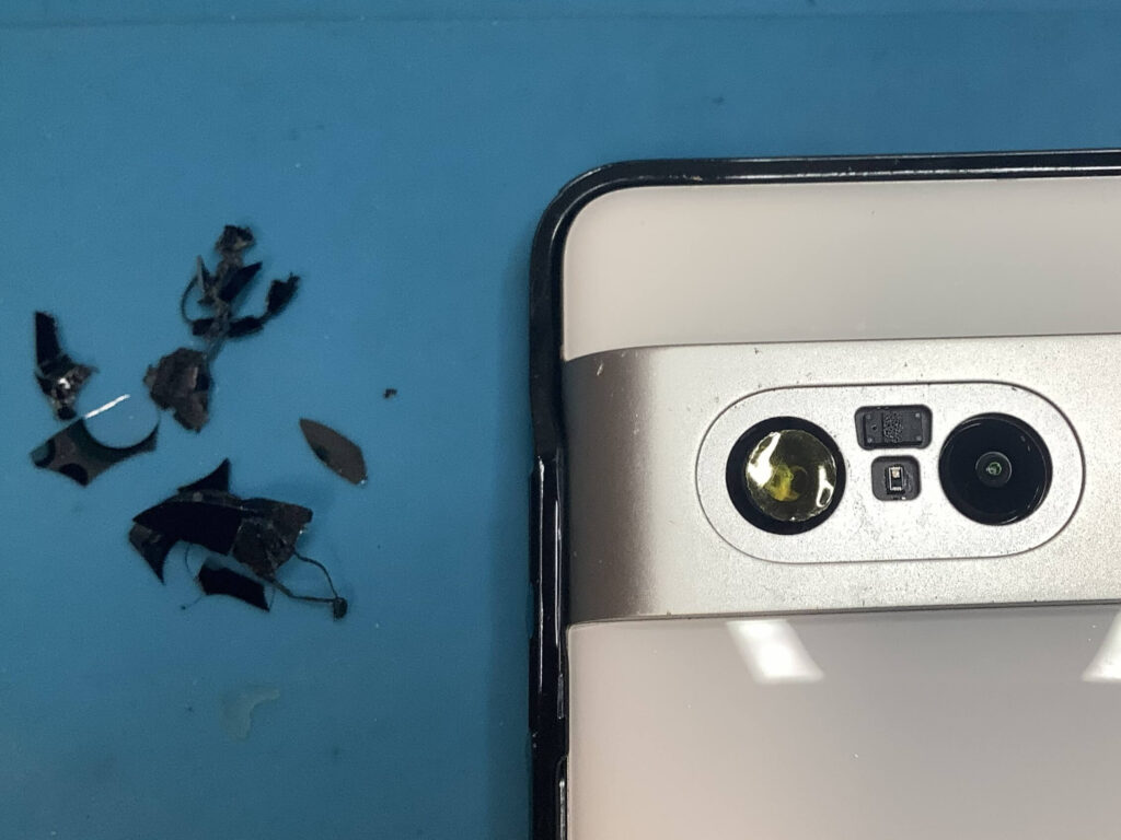 ガラスを全て除去し、剥き出しになったPixel 7のリアカメラとセンサー