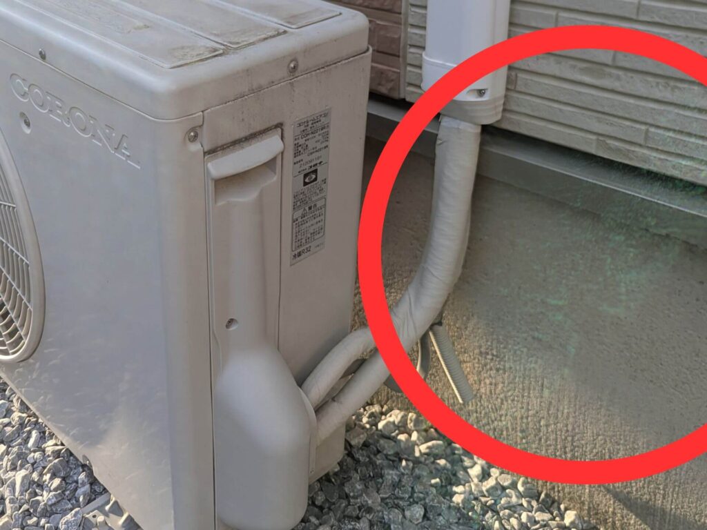 傷が入ったPixel 7のカメラレンズARコーティングによる虹色の反射