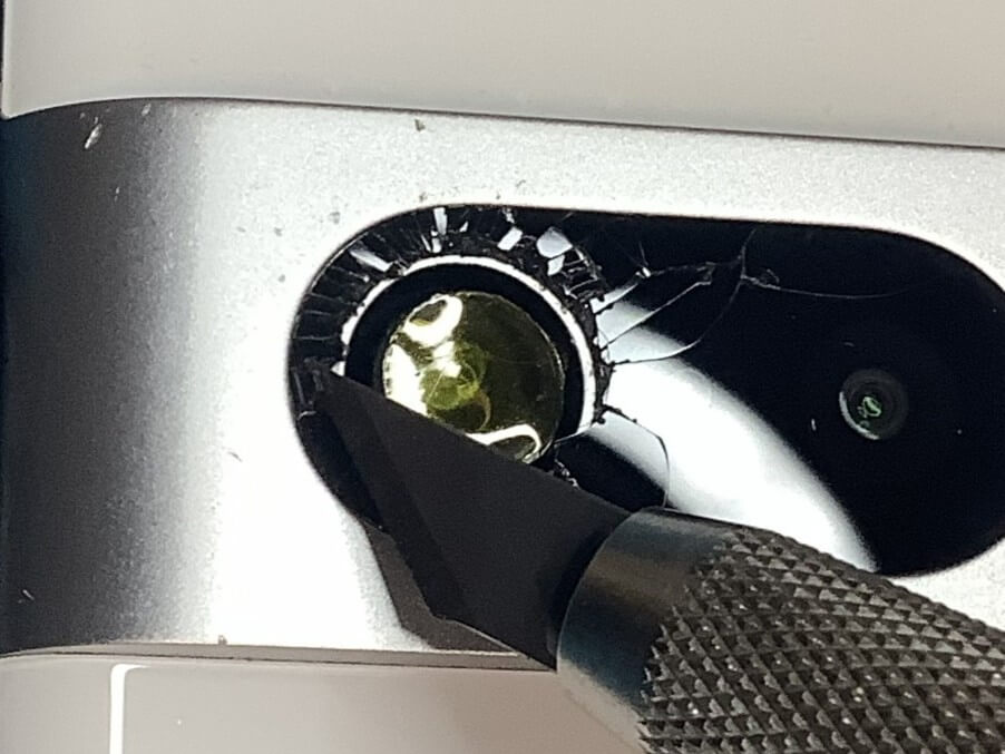 デザインナイフを使い、Pixel 7の割れたカメラガラスを慎重に取り除く作業