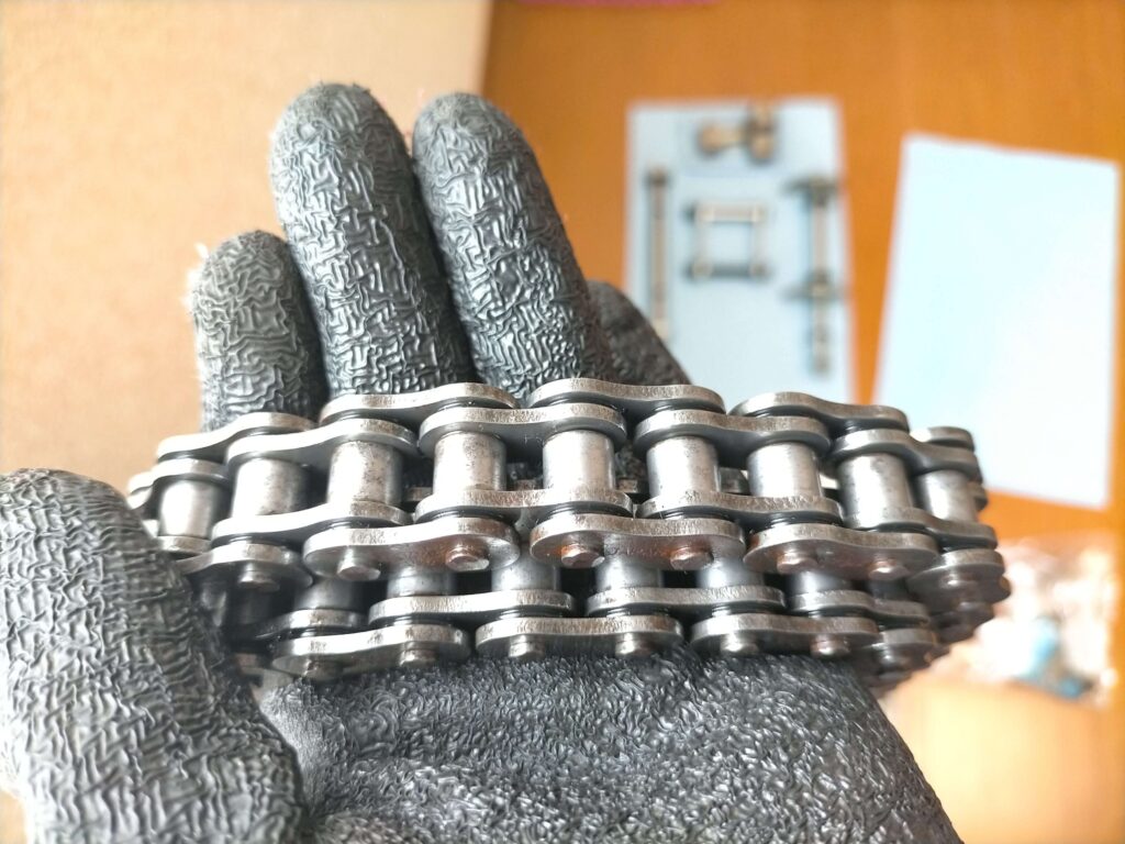 エンジンオイルを使って洗浄後にオイルをウエスで拭きとったセロー250のシールチェーン