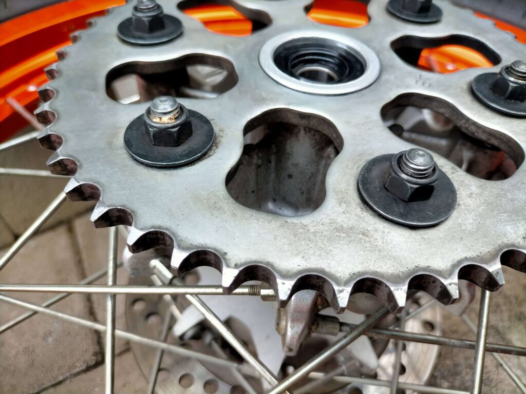 ガレ場でついたセロー250のスプロケット打痕をグラインダーとヤスリで削ってDIY修整後のスプロケット