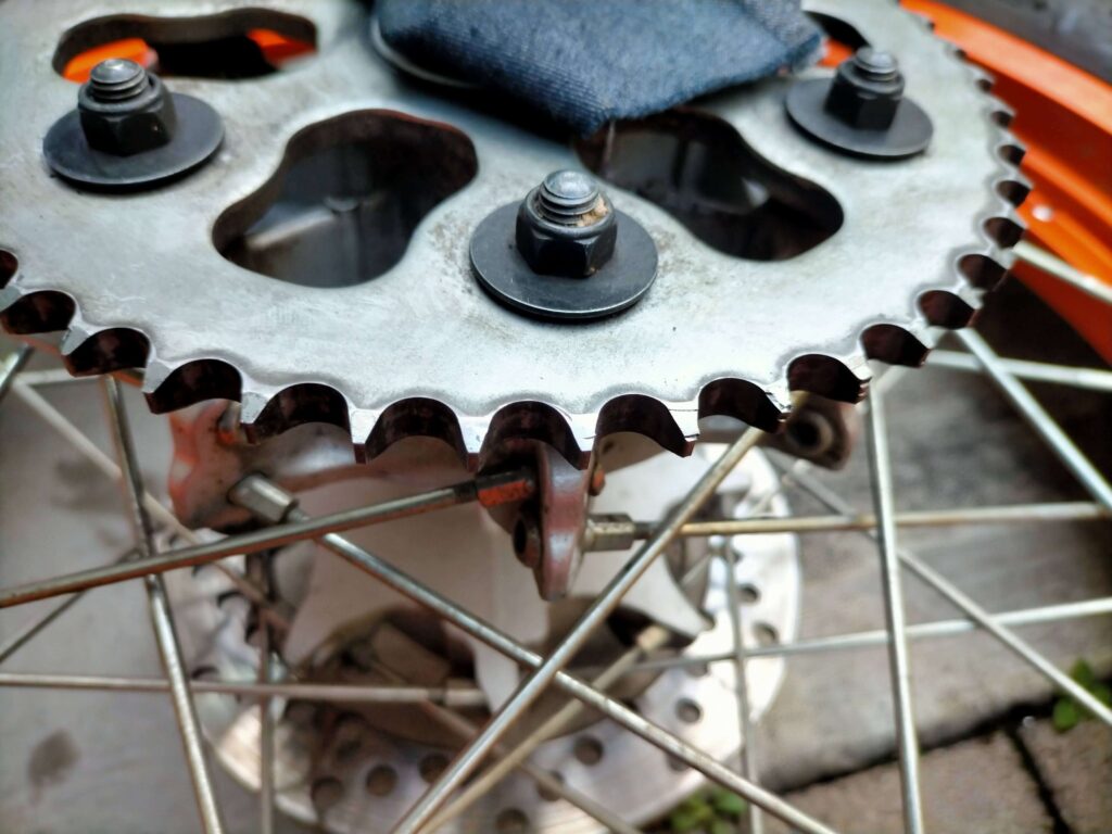 ガレ場でついたセロー250のスプロケットの打痕