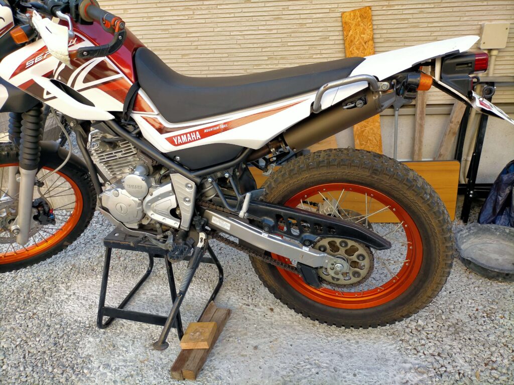 セロー250のチェーン取り外し手順：リヤホイールを浮かせる