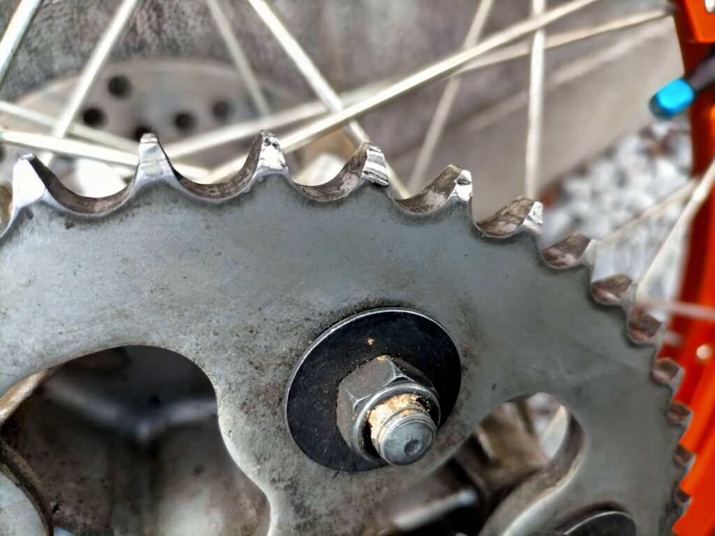 セロー250のリヤスプロケット比較：ガレ場の転倒でついた打痕