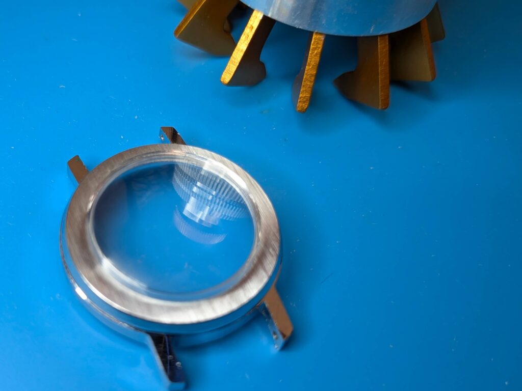 凸型プラスチック風防の圧入作業のステップ4として風防挿入治具の爪を外してケースに風防が固定された様子