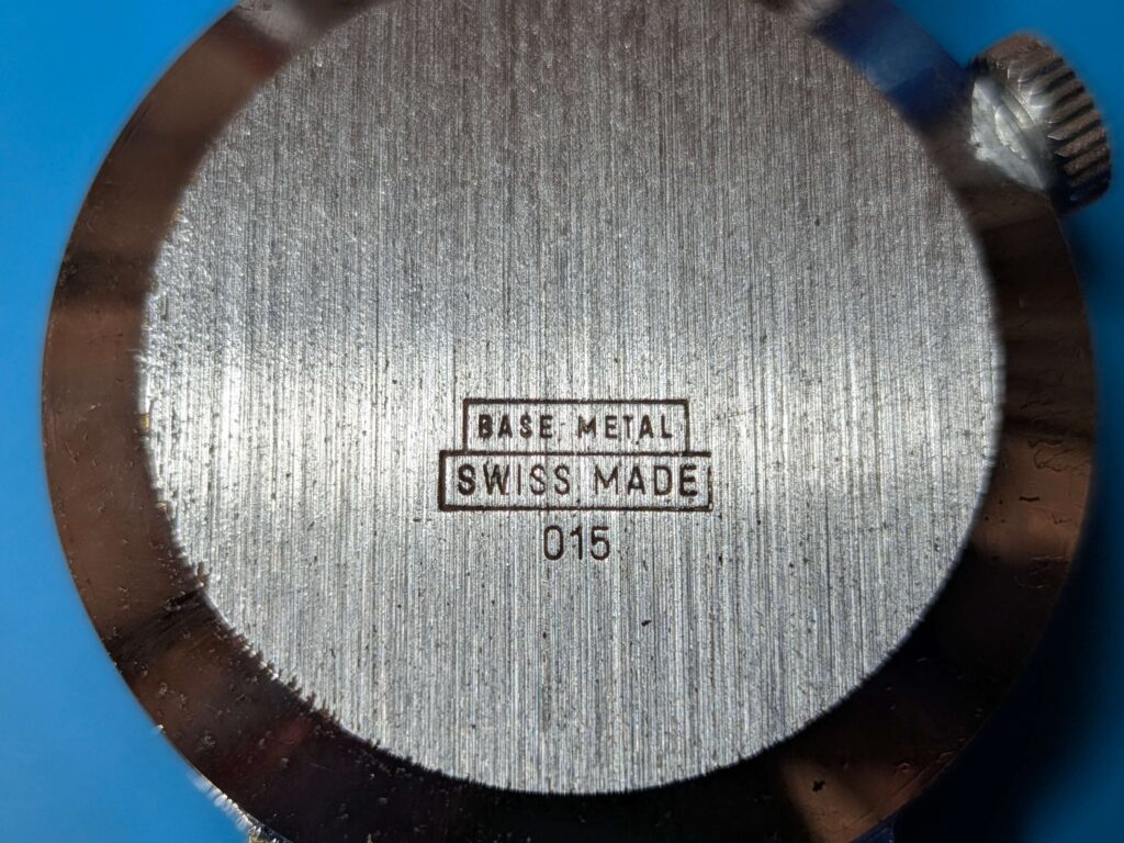 BASE METALやSWISS MADEなどの文字が刻印されたBRADLEY社製ミッキーマウス首振り腕時計の裏蓋のアップ