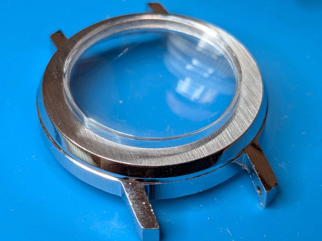 ブラッドリー社製首振りミッキーマウス腕時計の風防（プラスチック風防）の傷を研磨して綺麗にした修復後の状態
