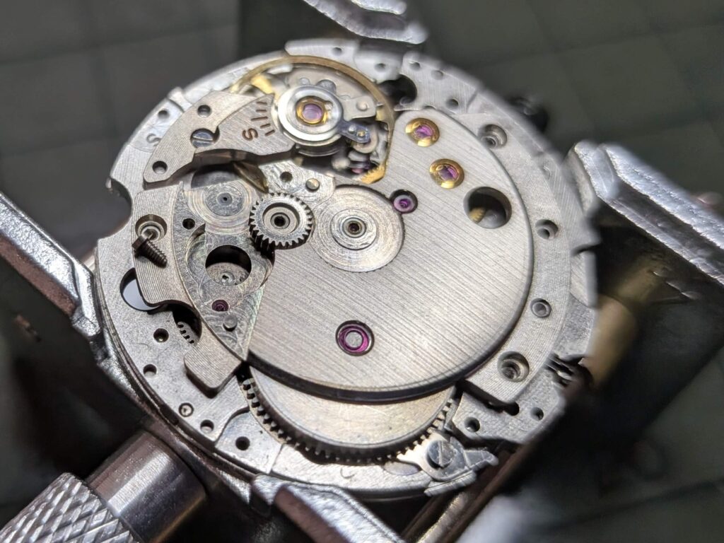 2つの自動巻き中間車をすべて取り外した状態のシチズン・クリスタルセブン27石のムーブメント