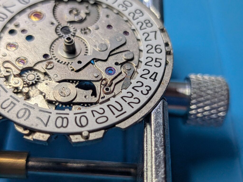 ピンセットでの分解時に紛失注意が必要なシチズン・クリスタルセブン33石の日車ジャンパー(日車バネ)と切替機構部のバネ