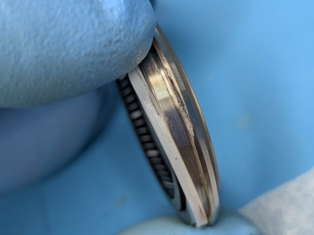 Seiko S261の爪で傷ついた風防ベゼルのパッキン