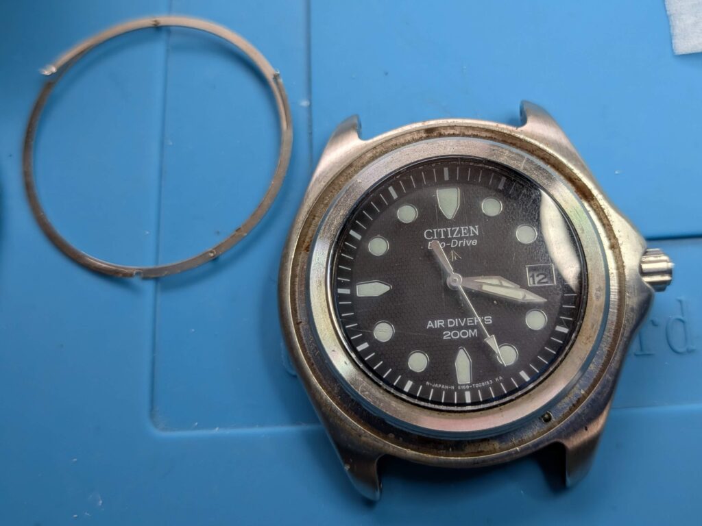 Citizen(シチズン) Eco-Drive ダイバーズウォッチのラチェットスプリングを取り外した様子