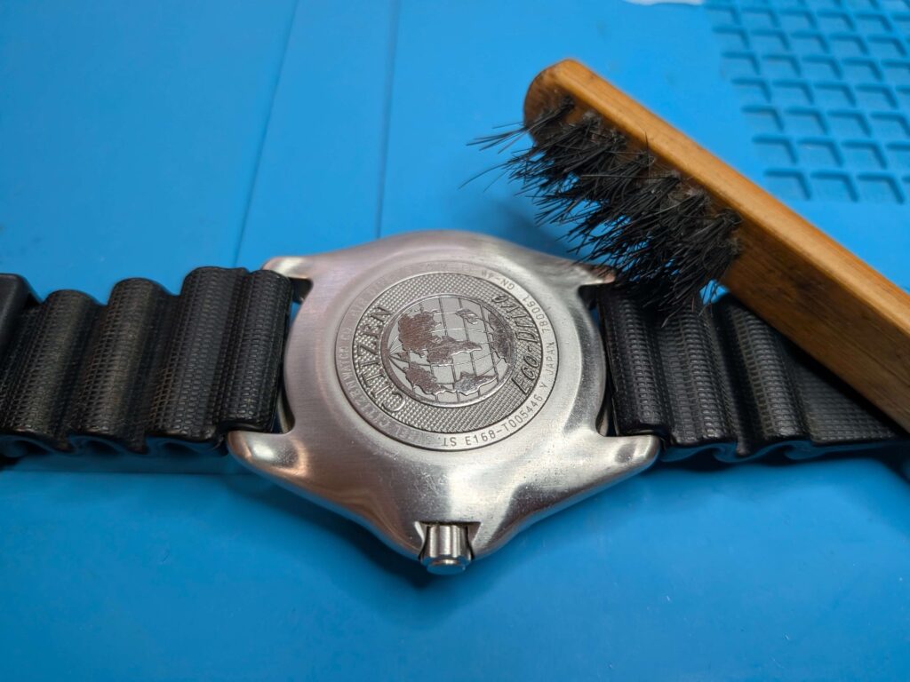 Citizen(シチズン) Eco-Drive ダイバーズウォッチのベルトの裏蓋を豚毛ブラシ清掃後