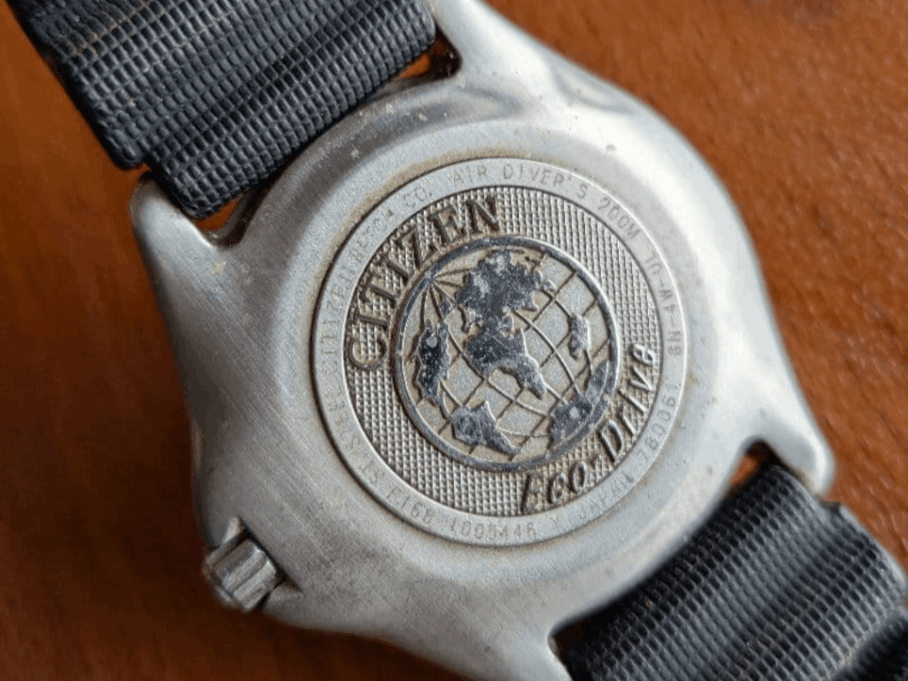 Citizen(シチズン) Eco-Drive ダイバーズウォッチのベルトの裏蓋清掃前