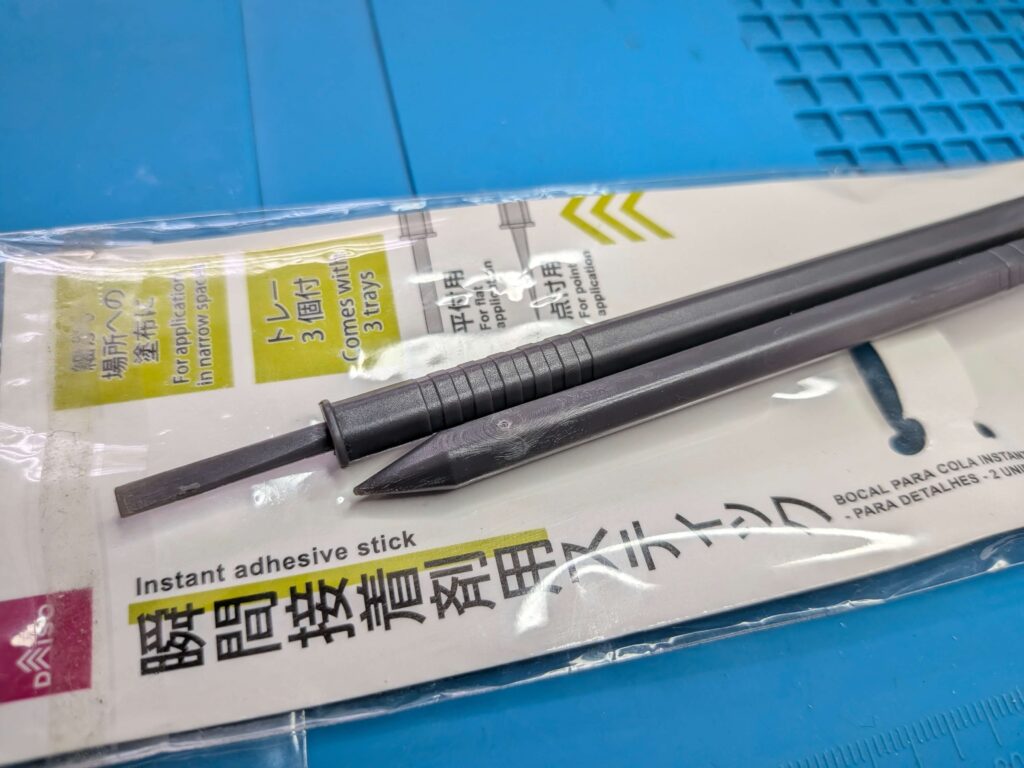 ベゼルパッキンがよれないように正確な位置に押し込むため、代用工具として活用した瞬間接着剤用スティック