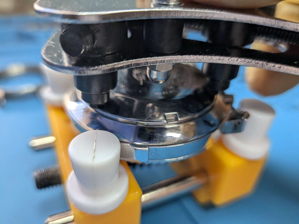 3点式裏蓋オープナーでオリエント・キングマスター(EM00-C2)のスクリューバック裏蓋を閉じる様子
