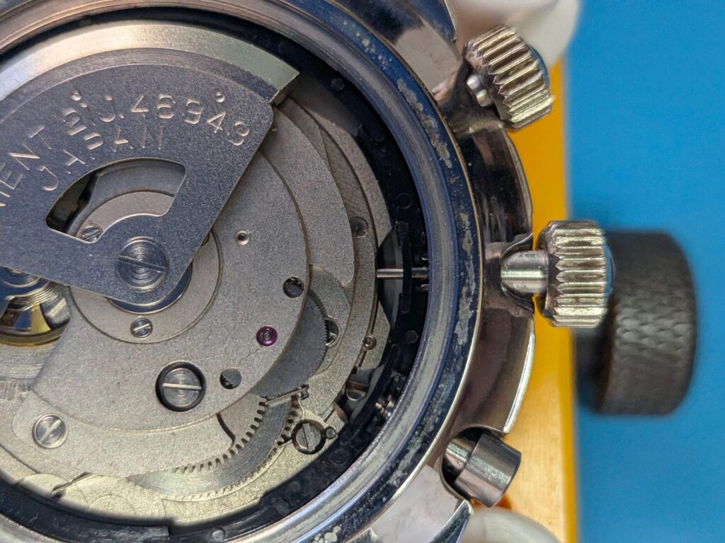リューズを引く前のオリエント・キングマスター(EM00-C2)のムーブメント。オシドリが引っ込んでいる状態