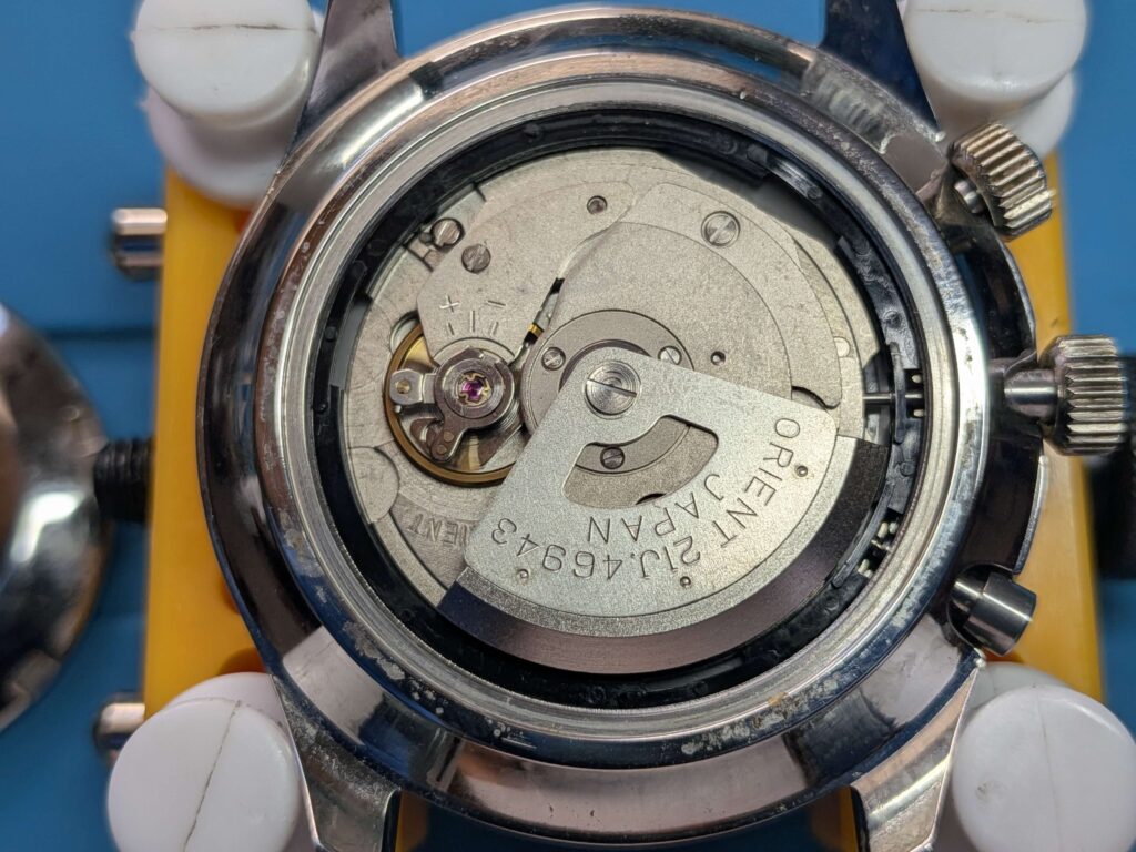 オリエント・キングマスター(EM00-C2)の裏蓋を外した内部ムーブメント。ローターに21 JEWELSおよびCal.46943の刻印