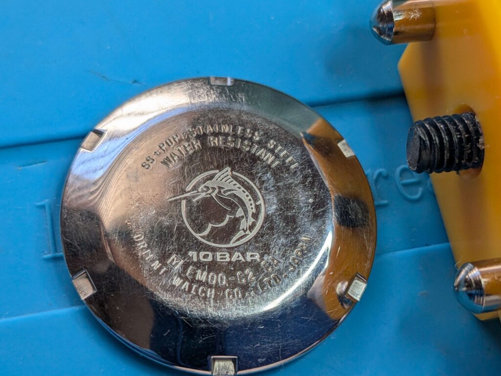 本体から取り外されたオリエント・キングマスター(EM00-C2)のスクリューバック裏蓋