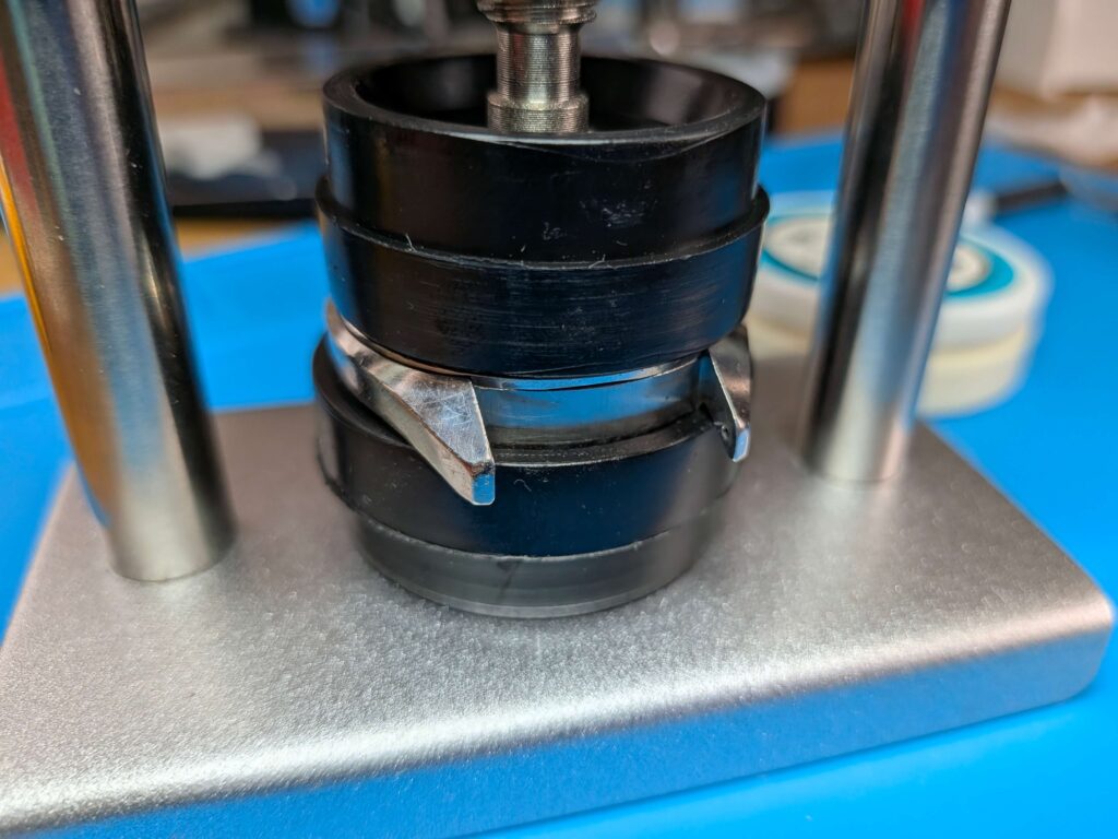 時計用裏蓋閉じ器（風防挿入器）のレバーを押し下げてセイコー5アクタスのベゼルと風防ガラスをケースにしっかりと圧入している様子