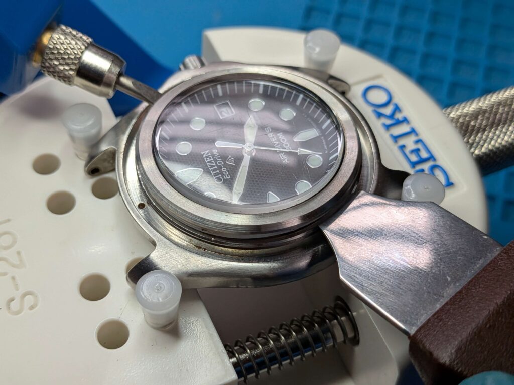 Seiko S261でこじ開けたままベゼルの反対側にコジアケを入れてベゼルを開けている様子