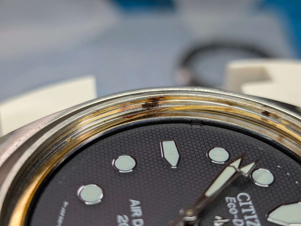 Citizen(シチズン) Eco-Drive ダイバーズウォッチのケースの溝部分と真鍮リングに発生したサビ