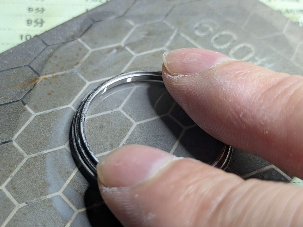 600番のダイヤモンドヤスリを使用してセイコー5アクタスの風防ガラスの表面全体を平らに削り深い傷を消している様子