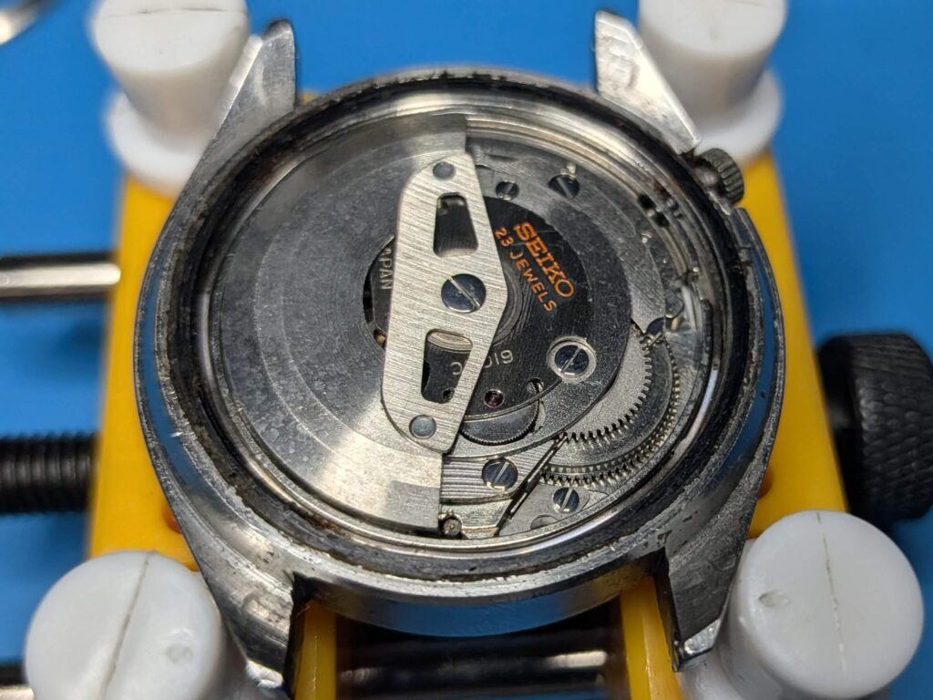 21石の自動巻きムーブメントCal.6106を搭載したセイコー5アクタスの時計内部メカニズム