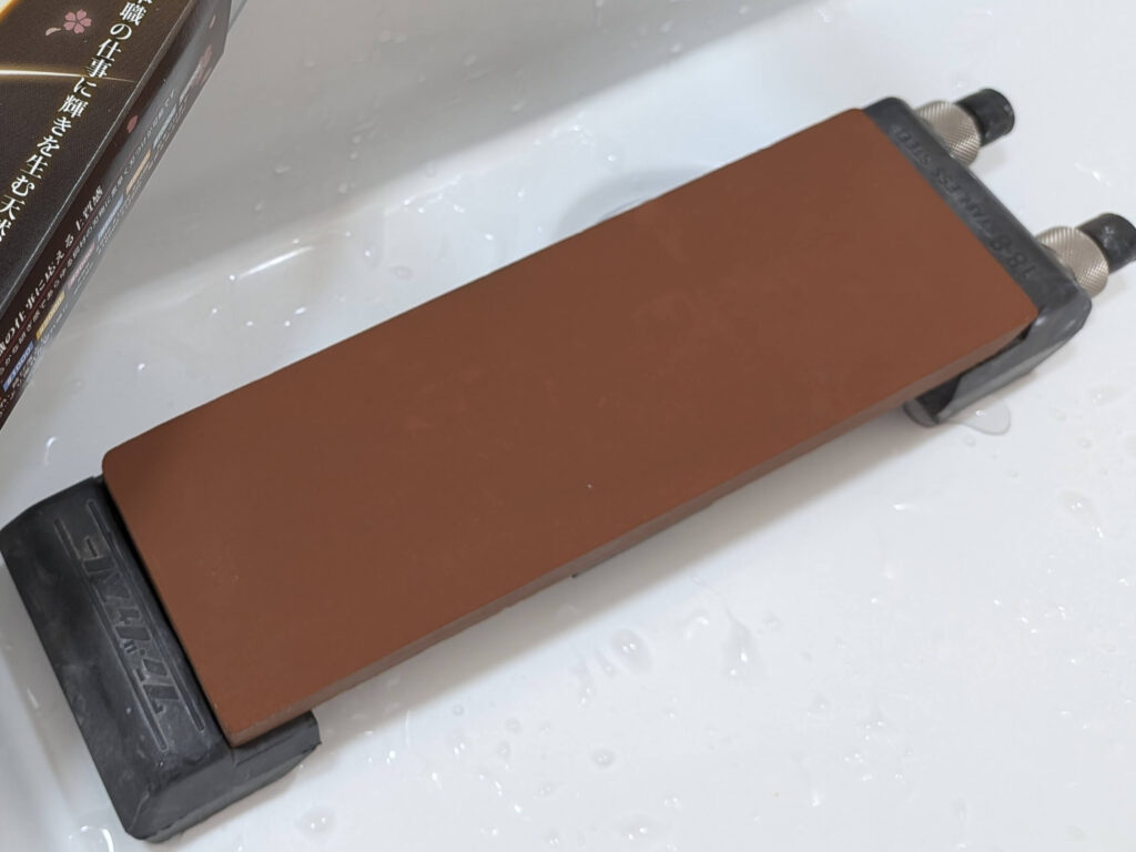 セイコー5アクタスの風防ガラスの中研ぎ工程で使用したキング砥石の2000番仕上げ砥石