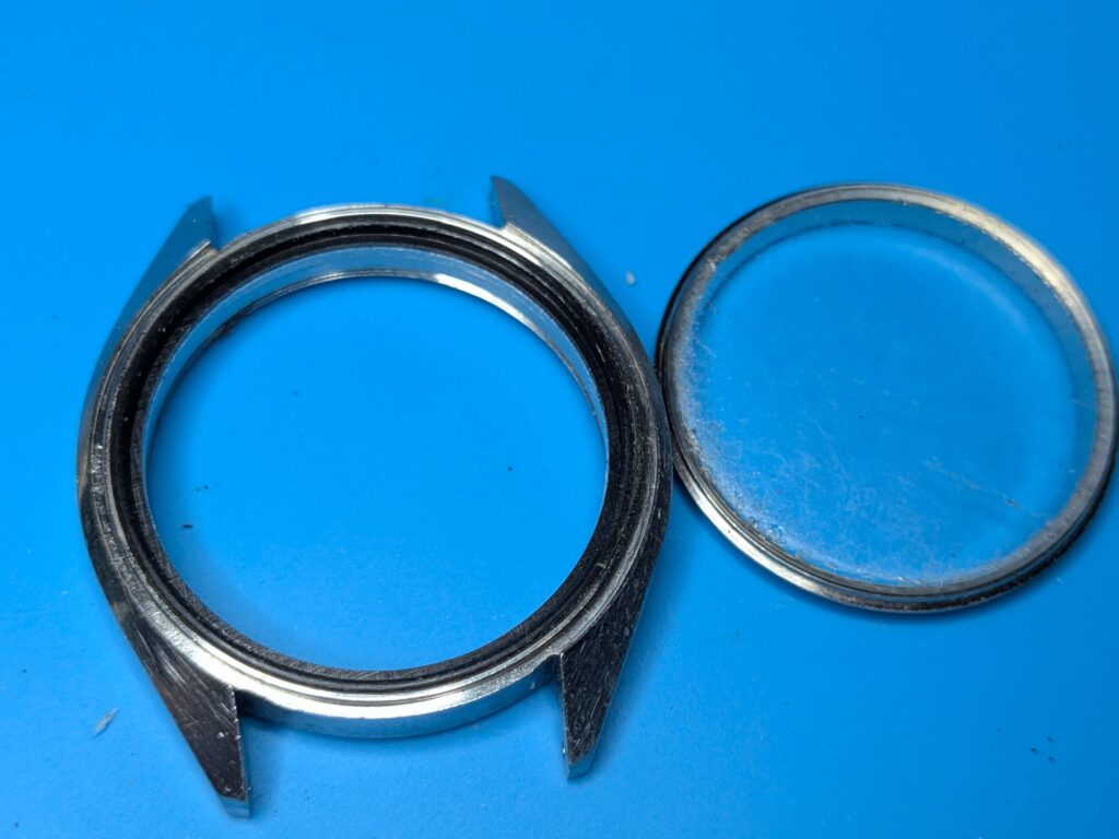 セイコー5アクタスから取り外した古い風防ガラスと黒い風防パッキンが残ったままの時計ケース本体