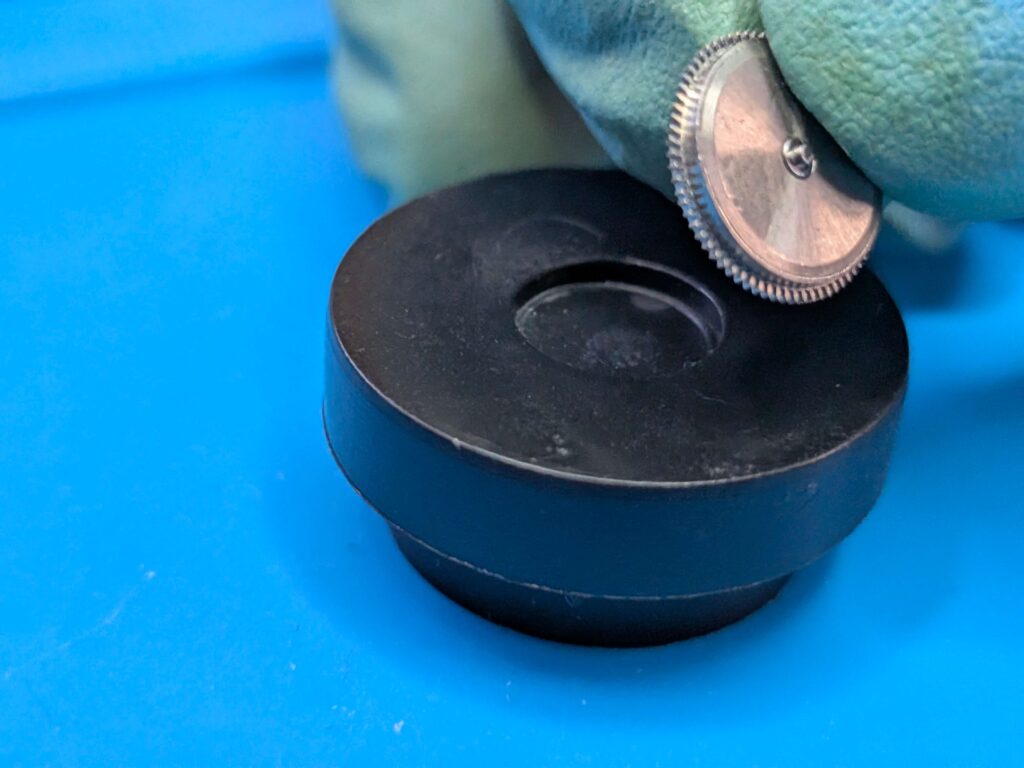 スナップバックの駒を使用して隙間なく水平に蓋が閉じられた時計の香箱