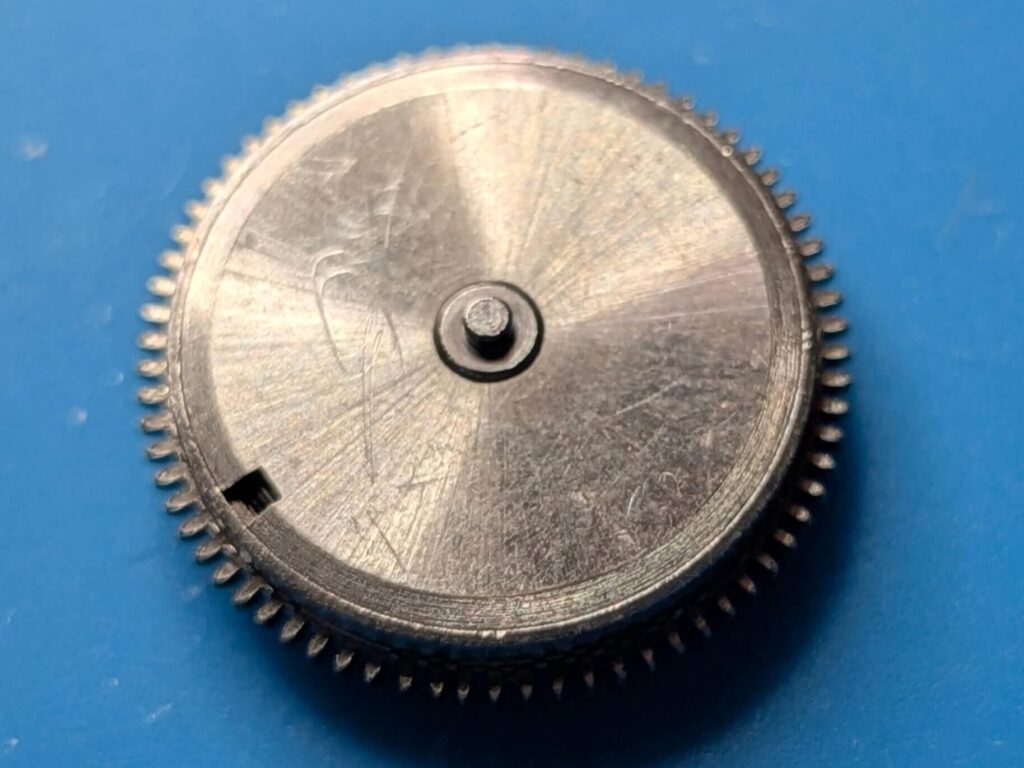 分解したグリュエンCal.335の香箱(メインスプリングバレル)の蓋側のクローズアップ写真