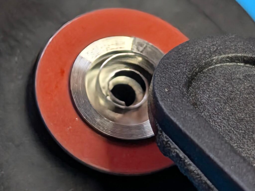 耐水ペーパーで整えた香箱の内部に美しく収まった新しい交換用ゼンマイ