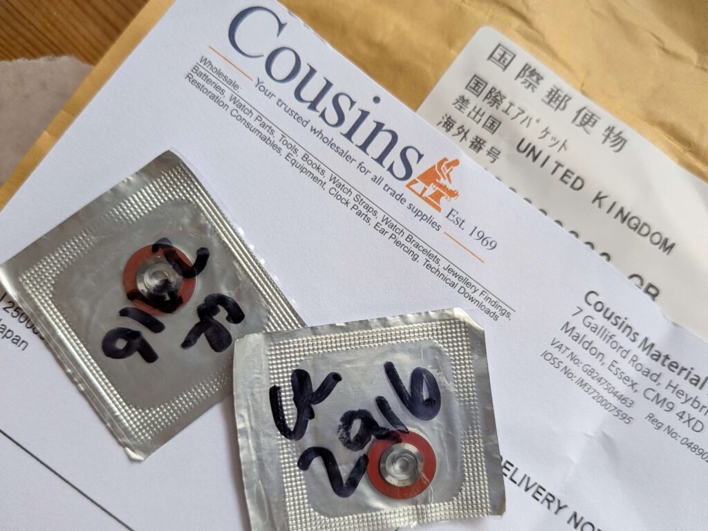 英国Cousinsから国際郵便で届いた予備を含む2つの新しい時計用交換ゼンマイ