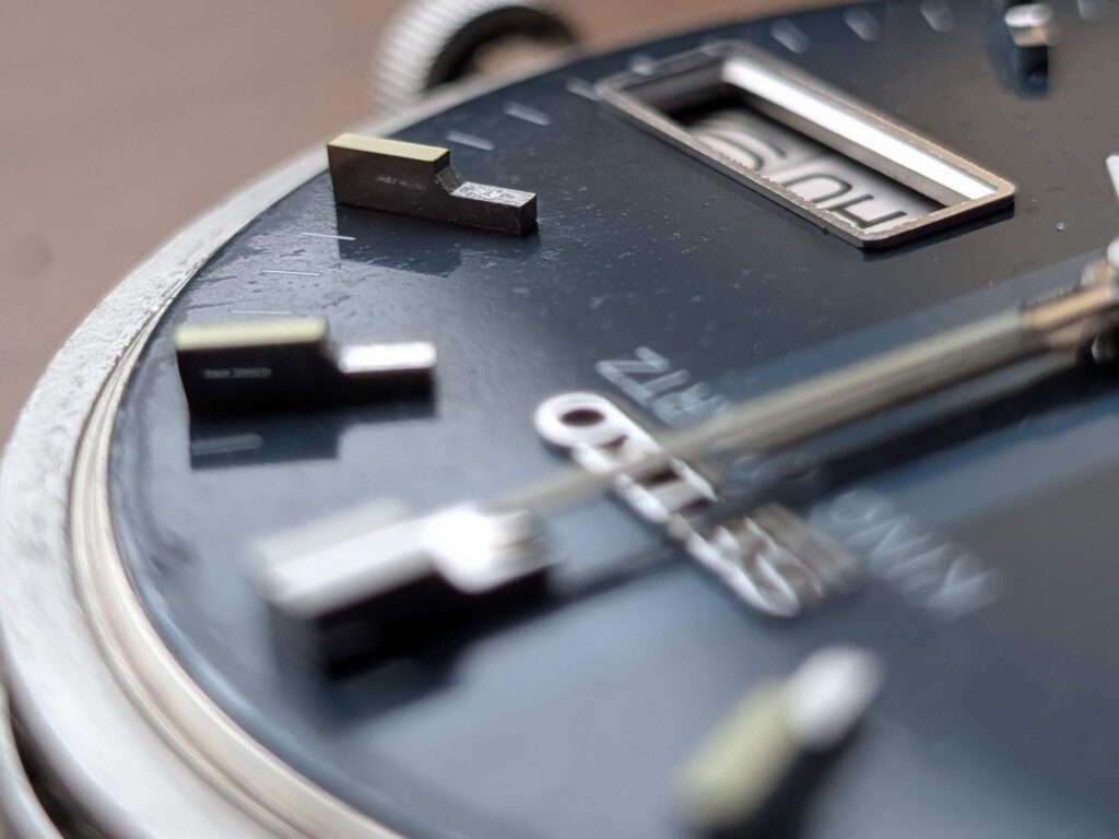 筆でカビを取り除いた後の綺麗になった2時インデックスの様子